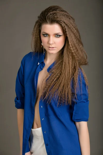 Menina com maquiagem elegante em uma camisa azul — Fotografia de Stock