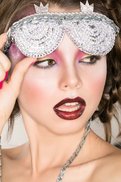 Chica de pelo oscuro con un elegante arte de maquillaje y acceso adicional —  Fotos de Stock