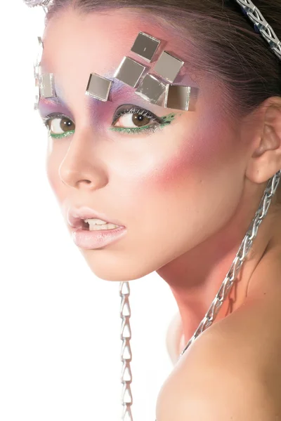 Ciemnowłosa dziewczyna z make-up stylowy sztuka i dodatkowy dostęp — Zdjęcie stockowe