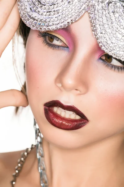 Chica de pelo oscuro con un elegante arte de maquillaje y acceso adicional —  Fotos de Stock
