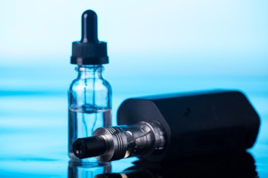  koyu mavi zemin üzerine elektronik sigara