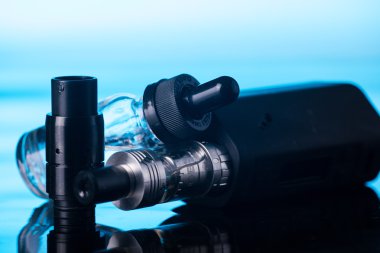  koyu mavi zemin üzerine elektronik sigara