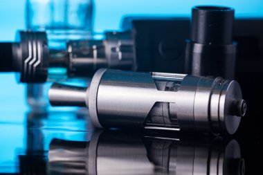  koyu mavi zemin üzerine elektronik sigara