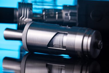  koyu mavi zemin üzerine elektronik sigara