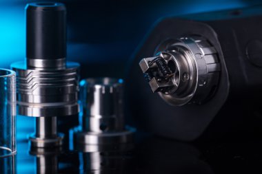  koyu mavi zemin üzerine elektronik sigara