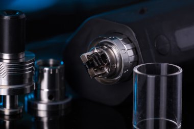 koyu mavi zemin üzerine elektronik sigara