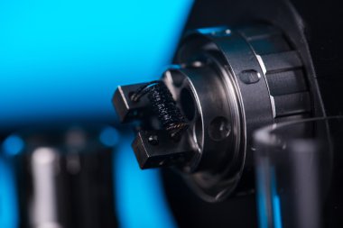  koyu mavi zemin üzerine elektronik sigara