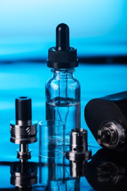  koyu mavi zemin üzerine elektronik sigara