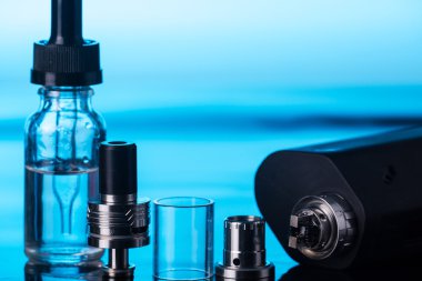  koyu mavi zemin üzerine elektronik sigara