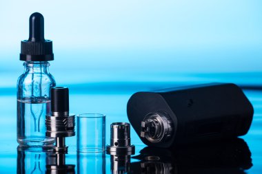  koyu mavi zemin üzerine elektronik sigara