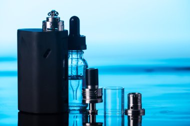  koyu mavi zemin üzerine elektronik sigara