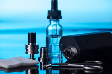  koyu mavi zemin üzerine elektronik sigara
