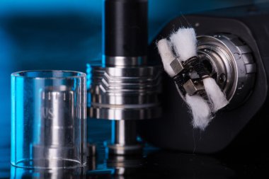  koyu mavi zemin üzerine elektronik sigara