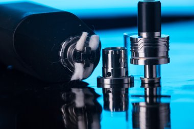  koyu mavi zemin üzerine elektronik sigara