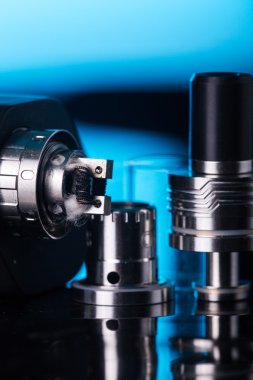  koyu mavi zemin üzerine elektronik sigara