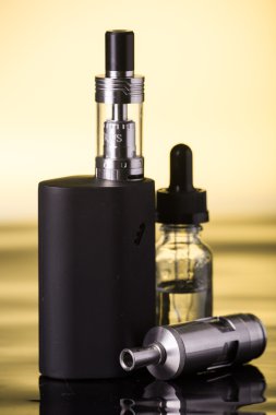  koyu sarı zemin üzerine elektronik sigara