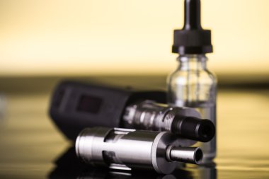  koyu sarı zemin üzerine elektronik sigara