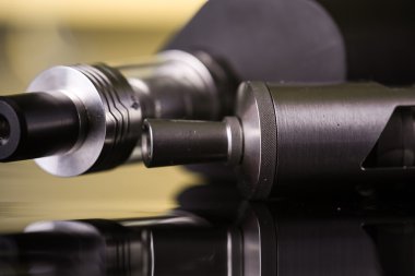  koyu sarı zemin üzerine elektronik sigara