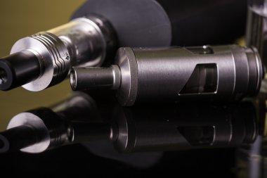  koyu sarı zemin üzerine elektronik sigara