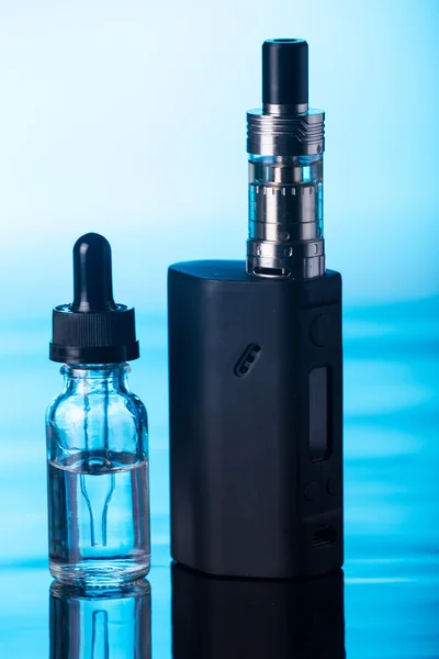  koyu mavi zemin üzerine elektronik sigara