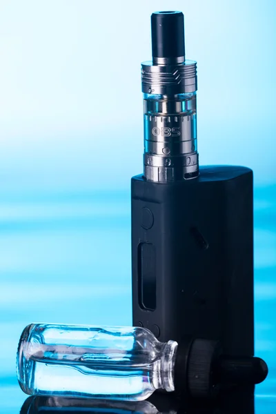  koyu mavi zemin üzerine elektronik sigara