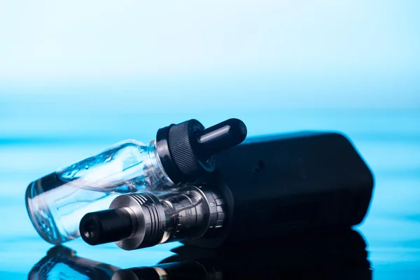  koyu mavi zemin üzerine elektronik sigara