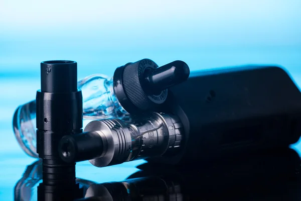  koyu mavi zemin üzerine elektronik sigara