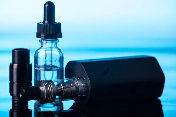  koyu mavi zemin üzerine elektronik sigara