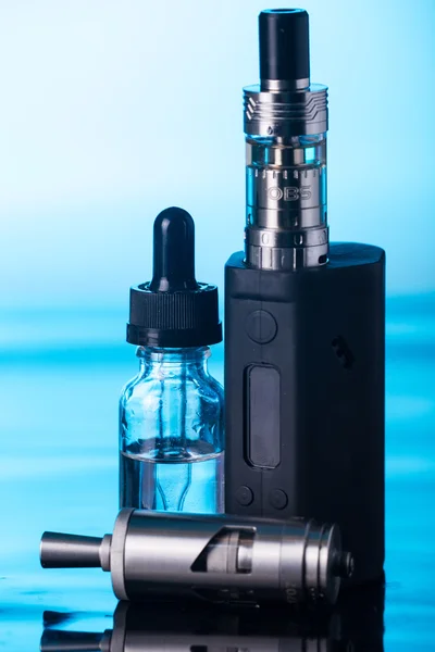  koyu mavi zemin üzerine elektronik sigara