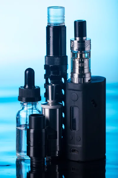  koyu mavi zemin üzerine elektronik sigara