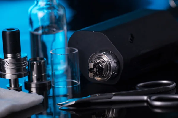  koyu mavi zemin üzerine elektronik sigara