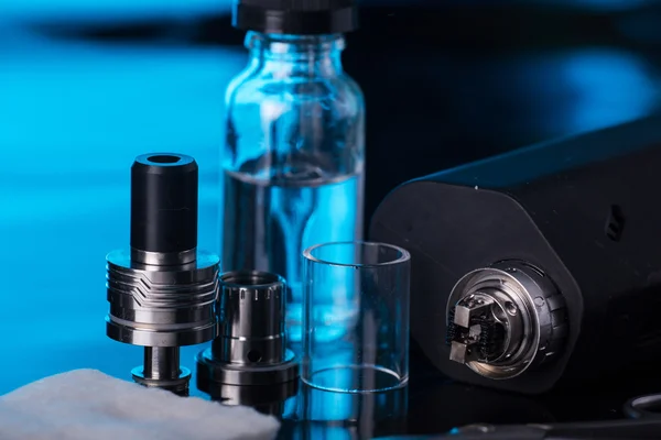  koyu mavi zemin üzerine elektronik sigara