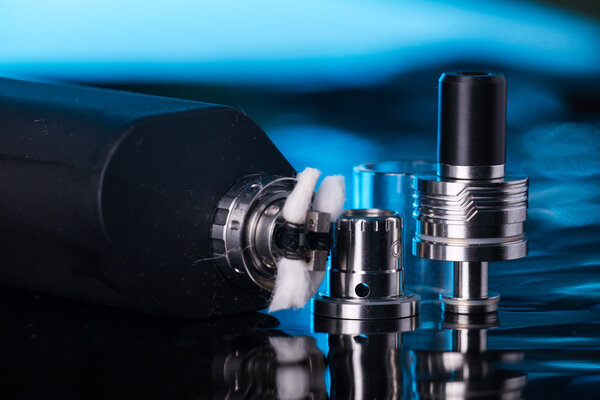  электронная сигарета на темно-синем фоне
