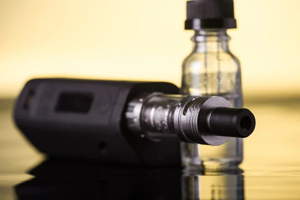  koyu sarı zemin üzerine elektronik sigara