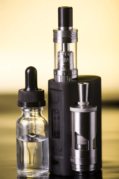  koyu sarı zemin üzerine elektronik sigara