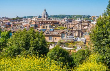 Ambrogio e Carlo al Corso Bazilikası 'nın kubbesiyle Pincio Terrace' dan panoramik manzara, Roma, İtalya.