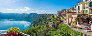 Castel Gandolfo 'da, Albano gölünde, Roma, Lazio, orta İtalya' da manzara.