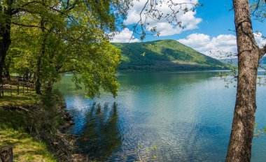 Vico Gölü 'ndeki Idyllic manzarası (Lago di Vico). Viterbo ili, Lazio, İtalya.