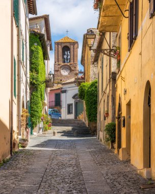 Güneşli bir yaz sabahı Anguillara Sabazia 'da manzara, Roma Eyaleti, Lazio, İtalya.
