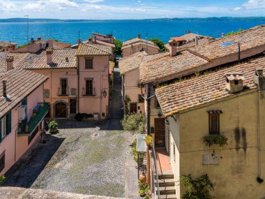 Trevignano Romano 'nun güzel panoramik manzarası, Bracciano Gölü manzaralı. Roma Eyaleti, Lazio, İtalya.