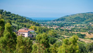 Cilento, Salerno, Campania, İtalya 'da deniz manzaralı güzel bir kırsal bölge..
