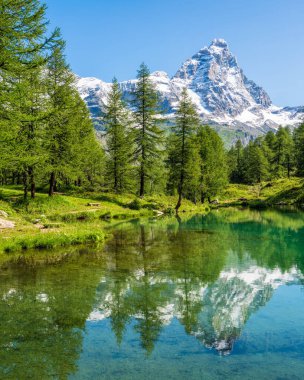 Mavi Göl 'de sabah manzarası... Matterhorn' un suya yansıması, Valtournenche, Aosta Vadisi, İtalya.