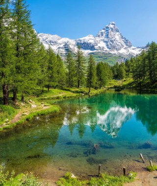 Mavi Göl 'de sabah manzarası... Matterhorn' un suya yansıması, Valtournenche, Aosta Vadisi, İtalya.
