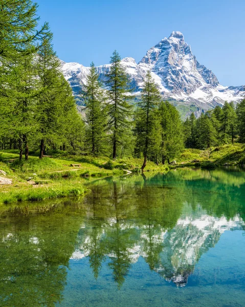 Vista Idílica Mañana Lago Azul Con Matterhorn Reflejando Agua Valtournenche — Foto de Stock