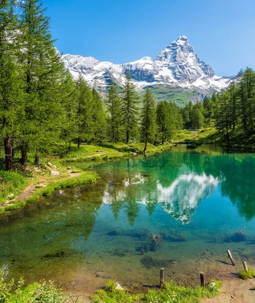 Idyllisk Morgonutsikt Vid Blå Sjön Med Matterhorn Reflekterande Vattnet Valtournenche — Stockfoto