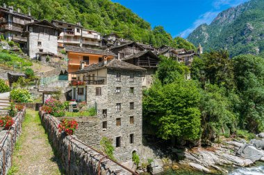 Champorcher Vadisi 'ndeki güzel Pontboset köyü. Aosta Vadisi, Kuzey İtalya.