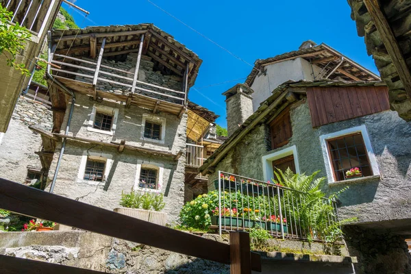 Champorcher Vadisi 'ndeki güzel Pontboset köyü. Aosta Vadisi, Kuzey İtalya.