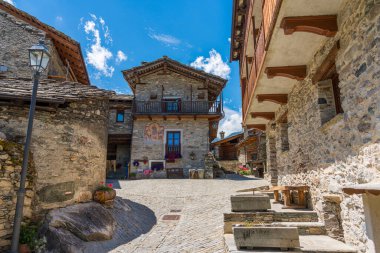 Varaita Vadisi 'ndeki Torrette köyü. Cuneo ili, Piedmont, kuzey İtalya.
