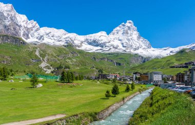Breuil Cervinia 'da sabah görüşü Matterhorn, Valtournenche, Aosta Vadisi, İtalya.