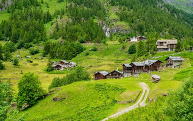 Lys Vadisi 'ndeki Staffal yakınlarında bir panorama. Aosta Vadisi, Kuzey İtalya.